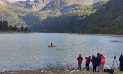 Una zattera sul lago di Ceresole: che ci fa?