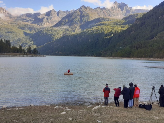 Una zattera sul lago di Ceresole: che ci fa?