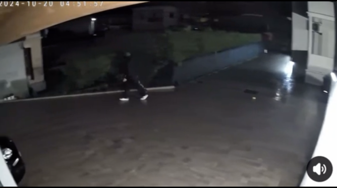 Furti nelle case a Ivrea,  un video riprende due sospettati con passamontagna aggirarsi fra le abitazioni