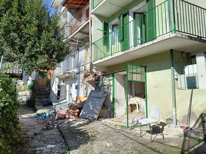 A Pont esplosa una bombola a gas: devastata una casa