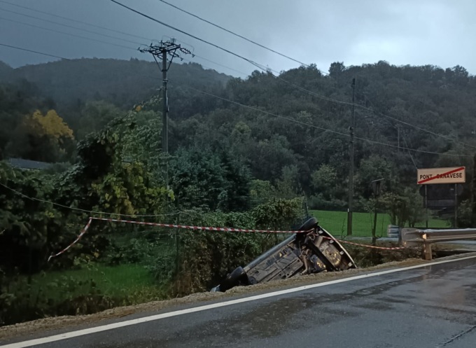 Auto fuori strada per evitare un branco di caprioli