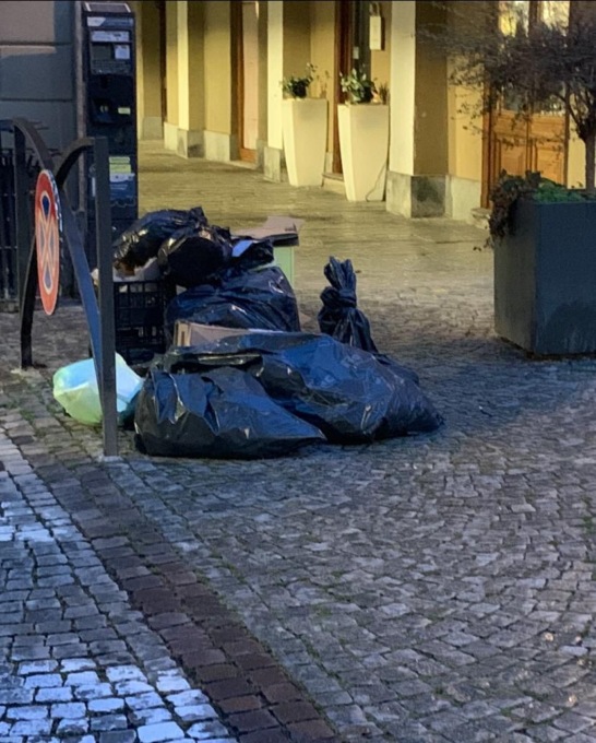 Rifiuti in strada a Rivarolo, l’Amministrazione promette battaglia