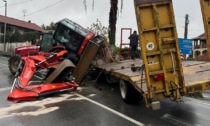 Incidente sulla statale 26 a Candia: escavatore cade dal rimorchio e si ribalta in strada