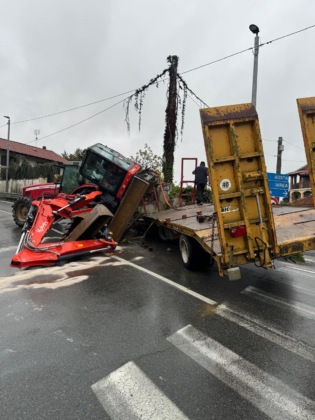 Incidente sulla statale 26 a Candia: escavatore cade dal rimorchio e si ribalta in strada