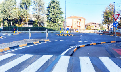 La rotonda di San Giacomo non piace: ha ridotto i parcheggi ed è poco sicura