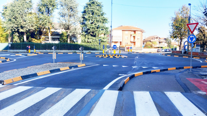 La rotonda di San Giacomo non piace: ha ridotto i parcheggi ed è poco sicura