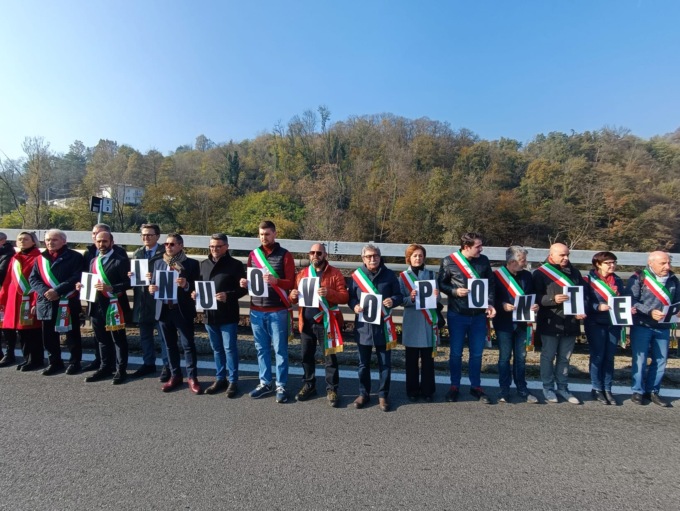 Flash Mob dei sindaci del Canavese al Ponte Preti