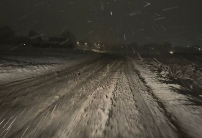 Nevicata sul Canavese, disagi alla viabilità e auto fuori strada