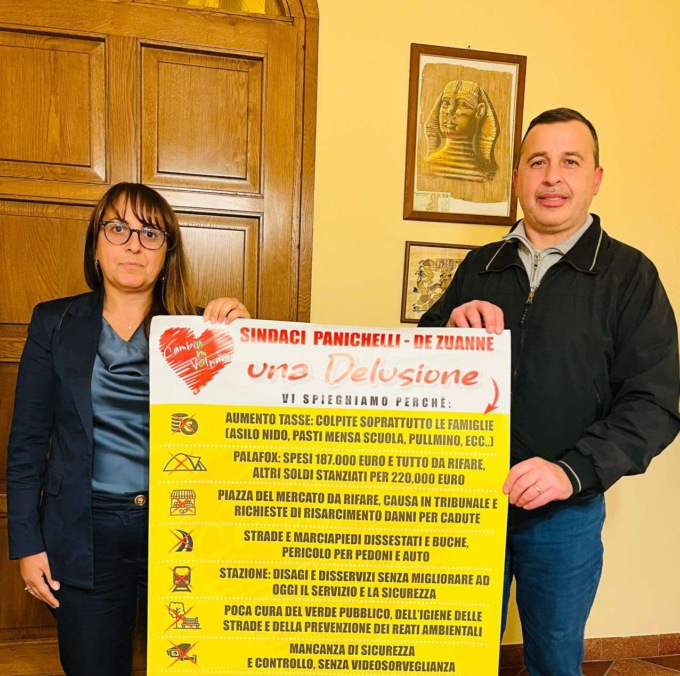 Il «J’accuse» dell’opposizione ora arriva attraverso dei cartelloni affissi in città