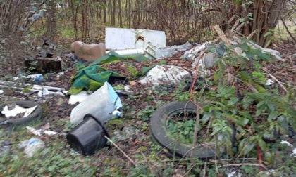 Rifiuti abbandonati lungo il canale, il sindaco Baudino: «Potenziato il sistema di videosorveglianza»