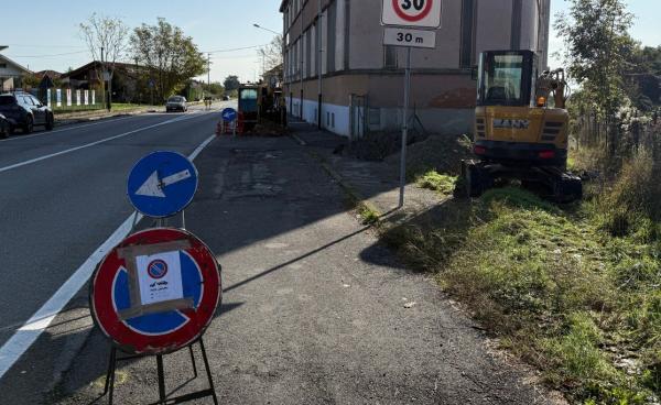 Scorre acqua marrone per due giorni, ma è un tubo rotto