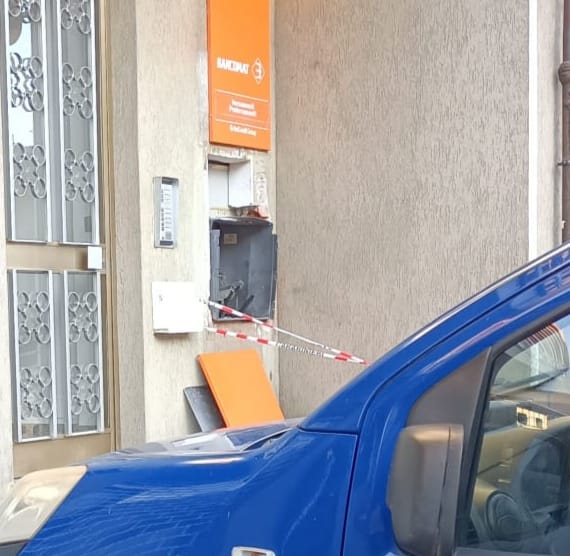 Lessolo, esplosione nella notte: assalto al bancomat della Unicredit