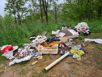 Abbandona i rifiuti in mezzo alla campagna: sanzionato grazie alle telecamere