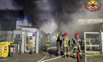 Incendio nella notte a Volpiano: due capannoni devastati dalle fiamme