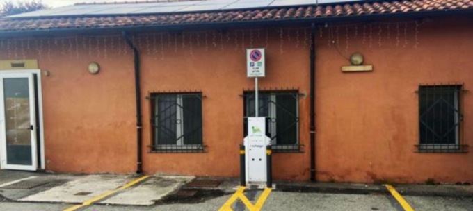 A Rivarossa nuova pavimentazione nell’area parcheggio in zona San Grato, installata anche una nuova colonnina auto elettriche