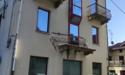 Un altro balcone demolito da un Tir