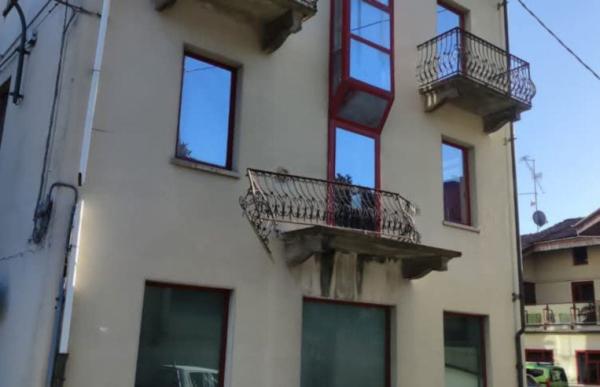 Un altro balcone demolito da un Tir