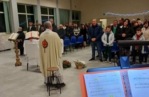 Chiesa inagibile, messa della vigilia di Natale nel salone pluriuso