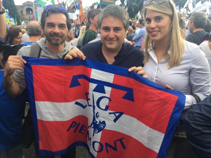 Sit-in della Lega di Ivrea alla stazione ferroviaria per la sicurezza