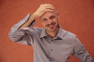 Confindustria Canavese: risate e solidarietà con Leonardo Manera all’Auditorium Mozart di Ivrea