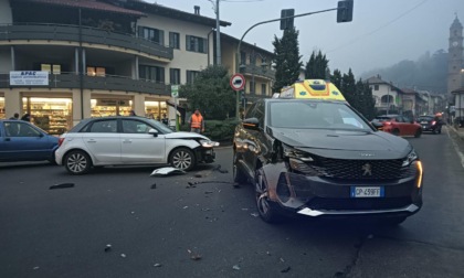 Incidente al semaforo di Valperga: scontro tra due auto, lievemente feriti due bambini