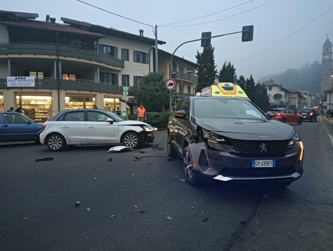 Incidente al semaforo di Valperga: scontro tra due auto, lievemente feriti due bambini