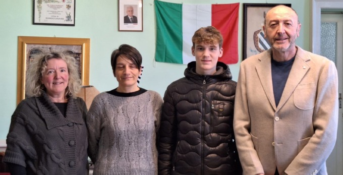 Trova un anello d’oro e lo porta al sindaco per restituirlo al proprietario