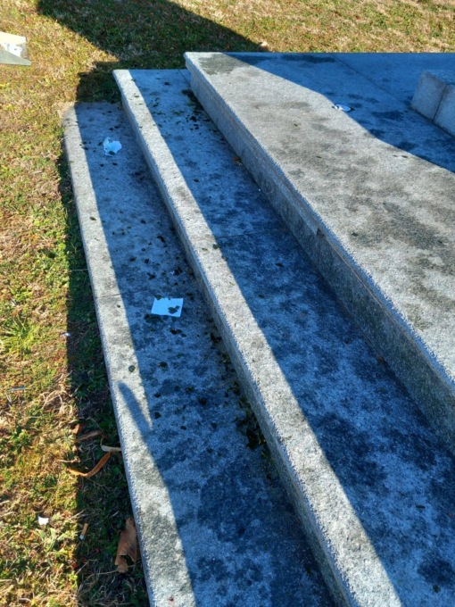 Cuceglio, sporcato il Monumento ai Caduti nella notte di Capodanno