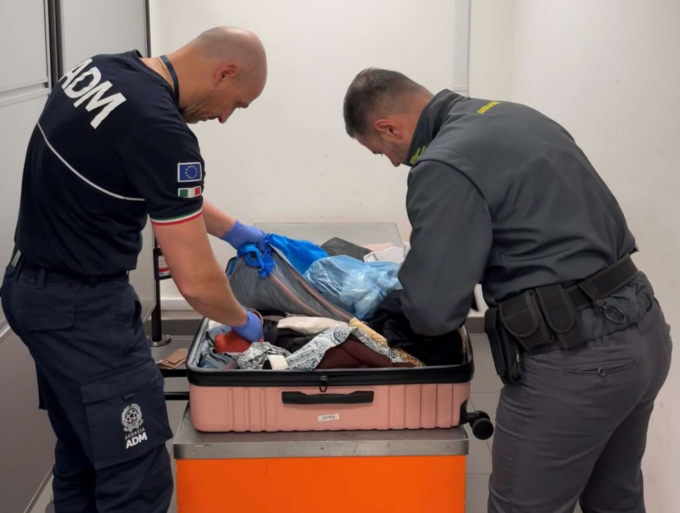 Traffici illeciti all’aeroporto di Caselle: intercettati 7 milioni di euro e merci contraffatte