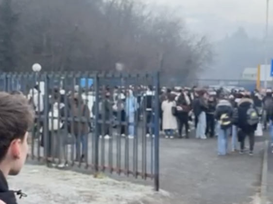 Ingresso ghiacciato all’ITIS di Ivrea: gli studenti rimangono fuori, incidenti in scooter