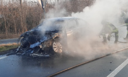 Auto prende fuoco mentre viaggia a Lombardore