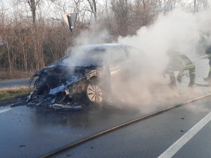 Auto prende fuoco mentre viaggia a Lombardore
