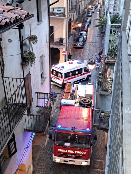 Incendio a Cuorgnè, paura in pieno centro