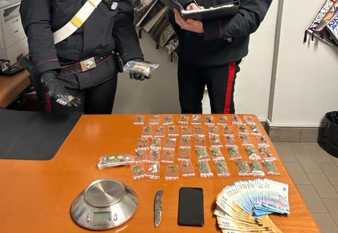 Ventenne arrestato per spaccio di droga. A Pont Canavese una denuncia per il furto di Pc alla scuola elementare