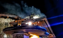 Incendio all’alba a Balangero, fiamme sul tetto di un’abitazione