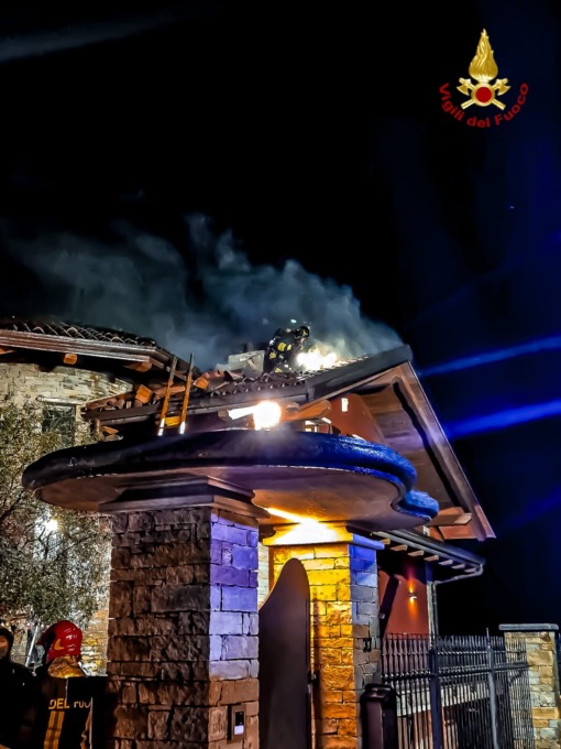 Incendio all’alba a Balangero, fiamme sul tetto di un’abitazione