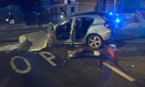 Spettacolare incidente a Rivarolo: auto sfonda una vetrina e si ribalta