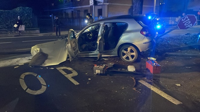 Spettacolare incidente a Rivarolo: auto sfonda una vetrina e si ribalta