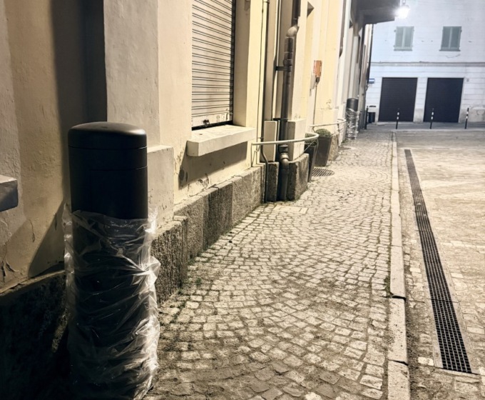 Cuorgnè, finiti i lavori in piazza Pinelli ma è polemica sui punti luce