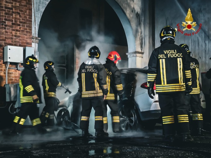 Paura nella notte a Ciriè: auto in fiamme vicino alla chiesa