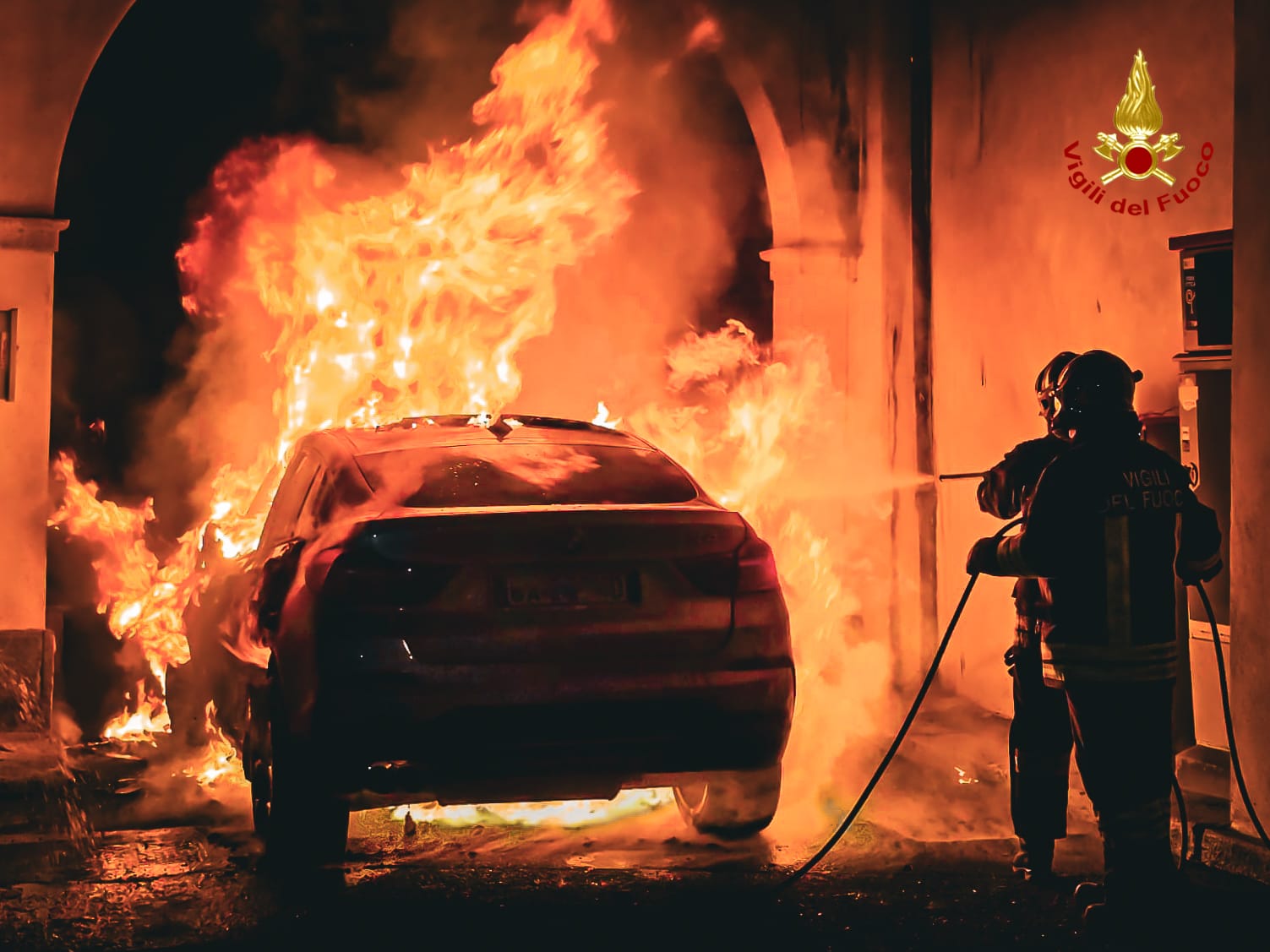 vigili del fuoco auto in fiamme 2