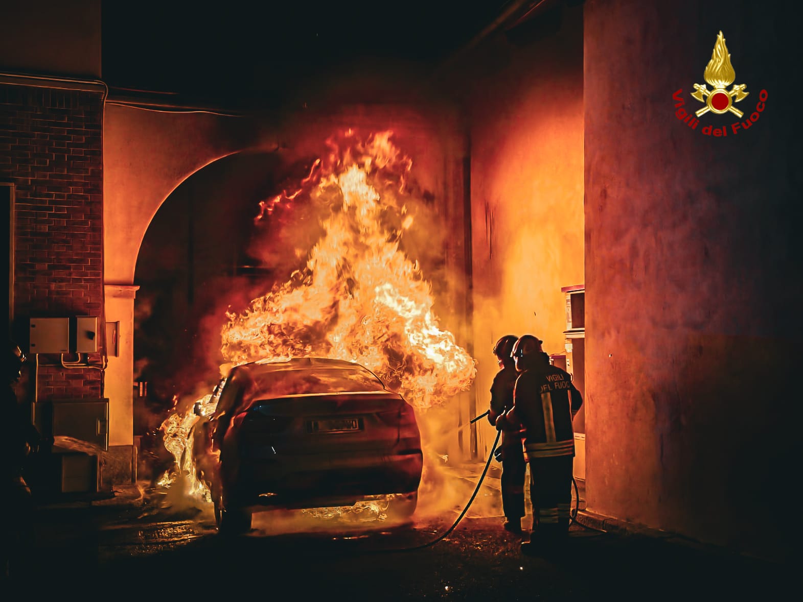 vigili del fuoco auto in fiamme 3