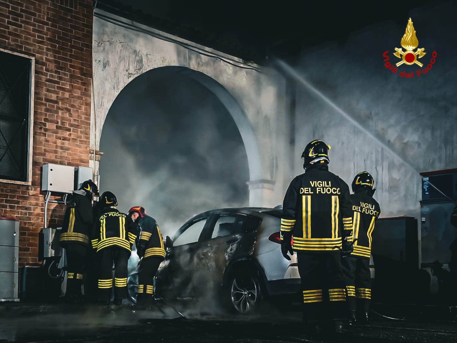 vigili del fuoco auto in fiamme 4