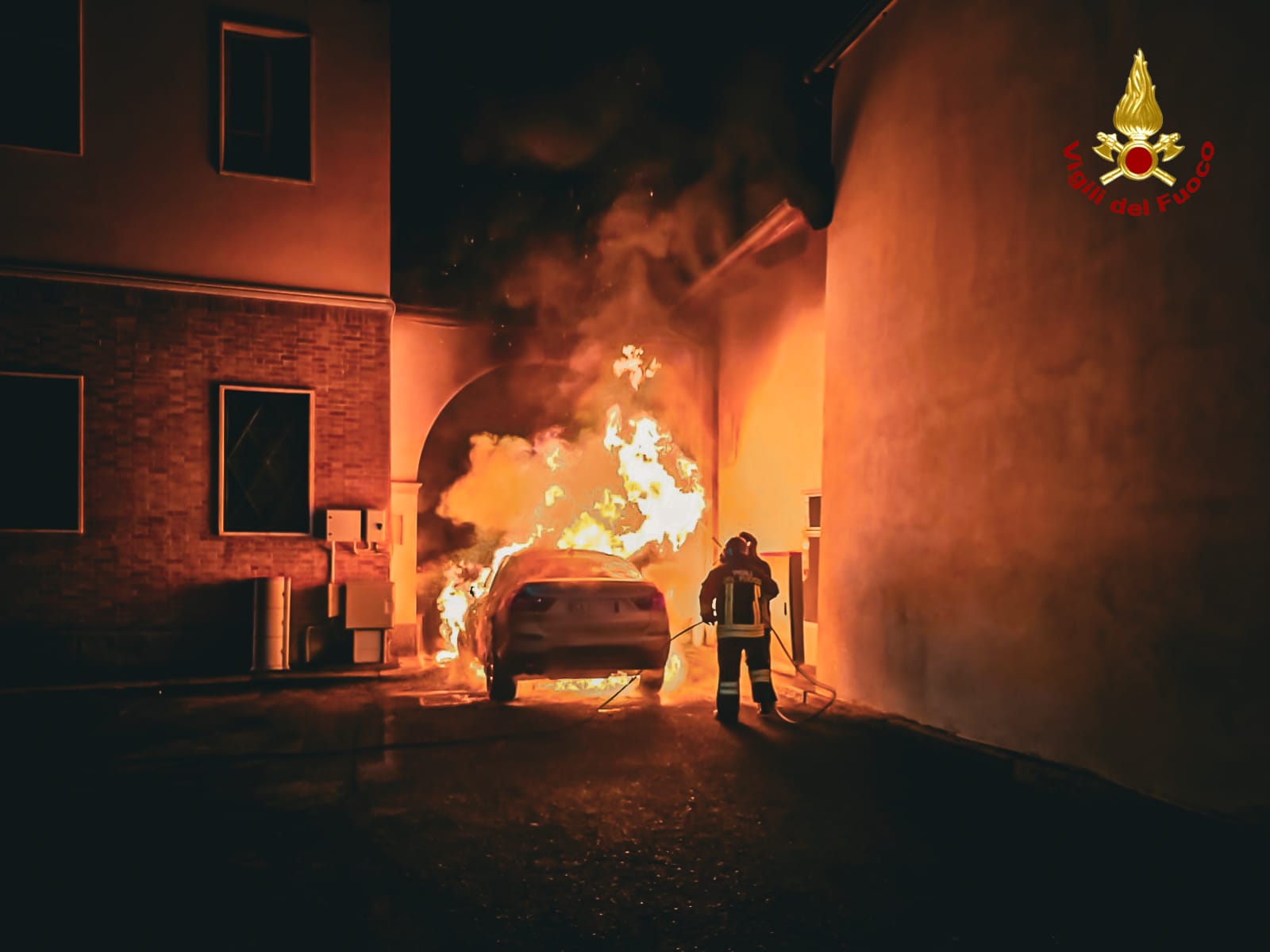 vigili del fuoco auto in fiamme 5