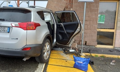 Al casello di Ivrea auto sfonda le barriere e si schianta contro il gabbiotto