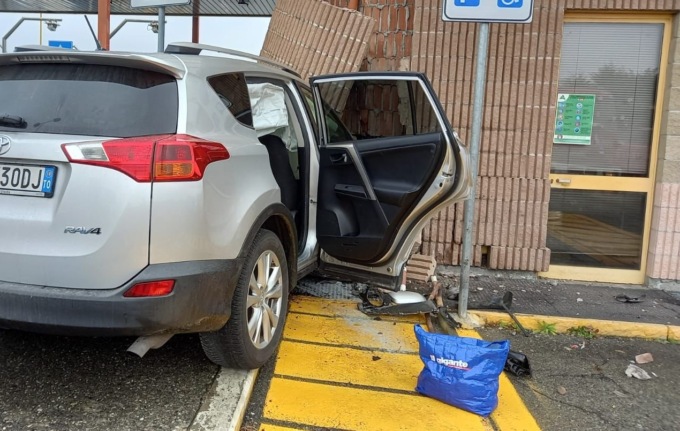 Al casello di Ivrea auto sfonda le barriere e si schianta contro il gabbiotto