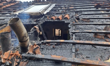 Incendio al tetto in via Rosselli, l'intervento dei Vigili del fuoco di Ivrea