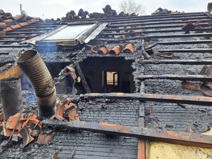 Incendio al tetto in via Rosselli, l’intervento dei Vigili del fuoco di Ivrea