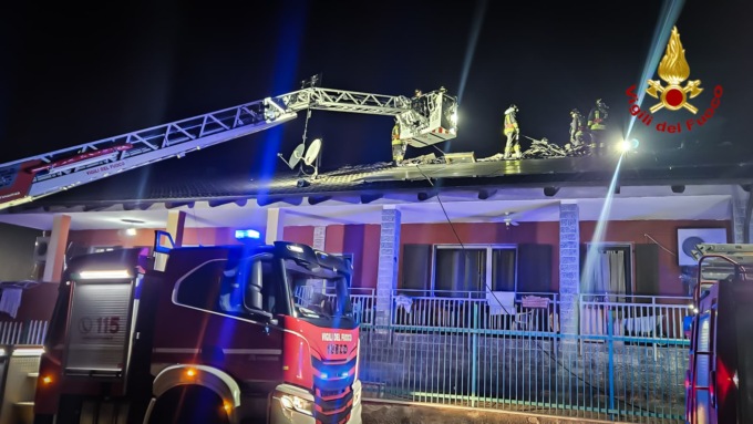 Incendio in strada Casale Palazzo, sei persone coinvolte