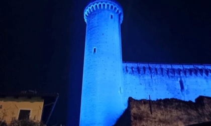 Ivrea illumina di blu Piazza Ottinetti per le vittime civili di guerra